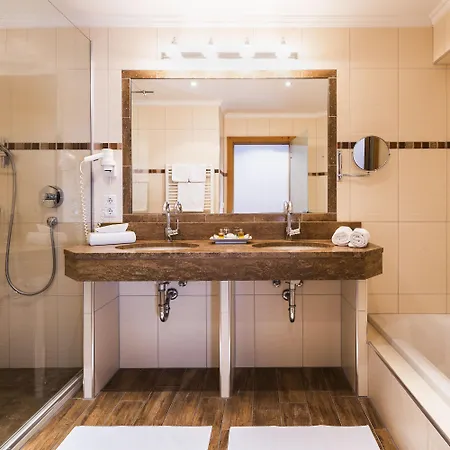 Almhof Hotel 4*